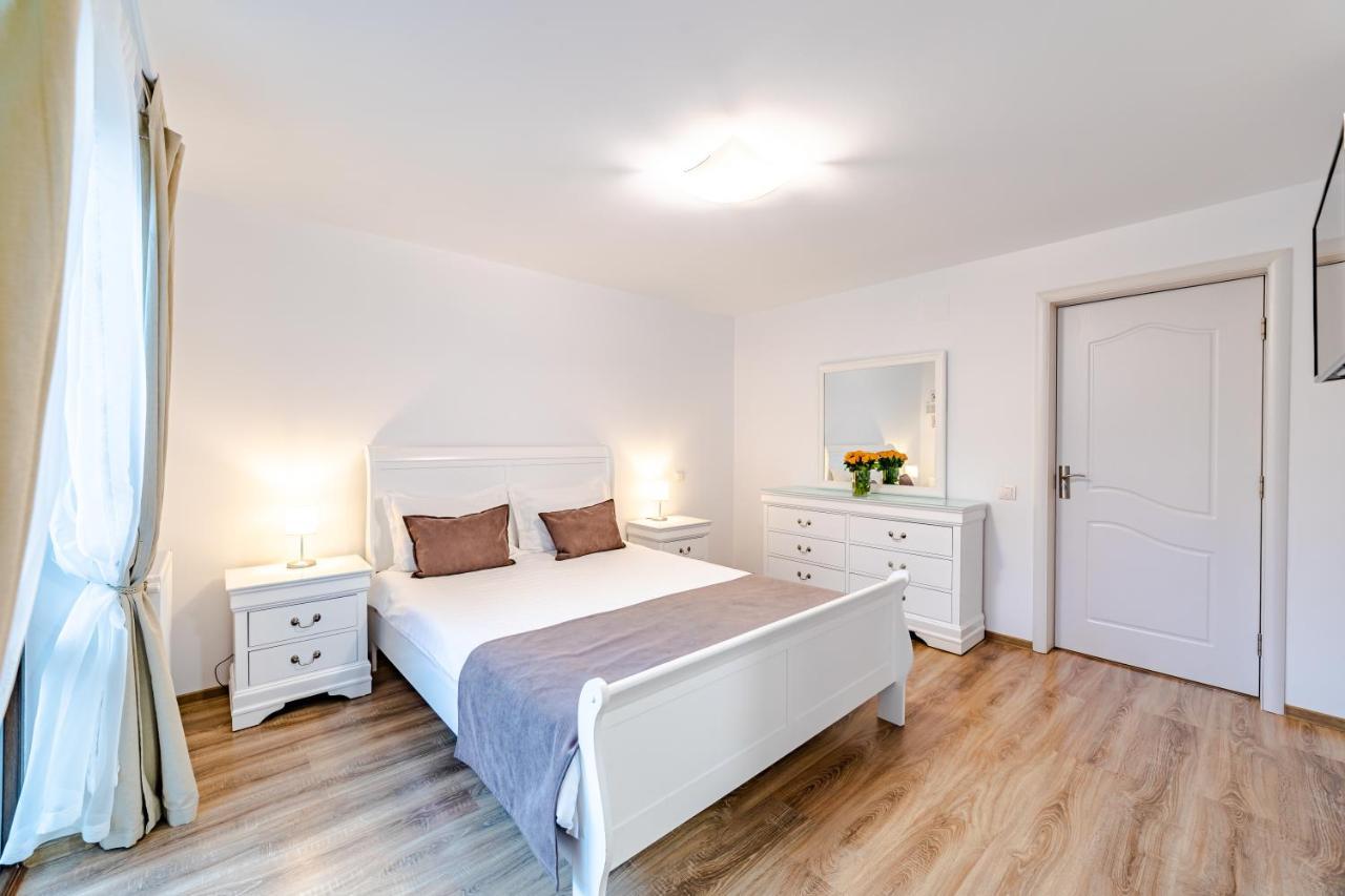 Yael Luxury Apartments 2 Buşteni Exteriör bild