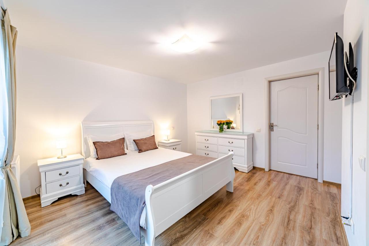 Yael Luxury Apartments 2 Buşteni Exteriör bild